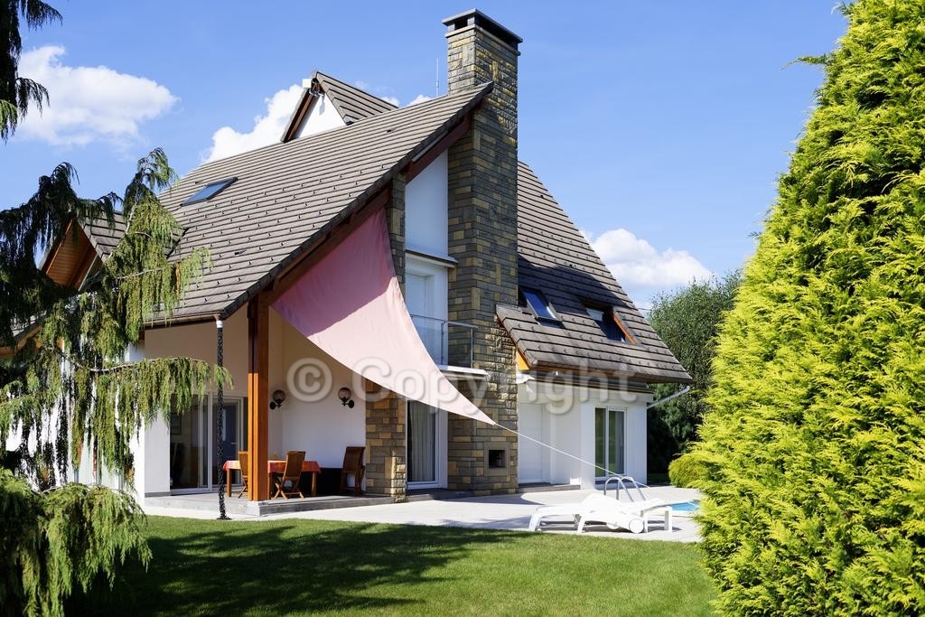 Maison d'architecte avec piscine extérieure et terrasse