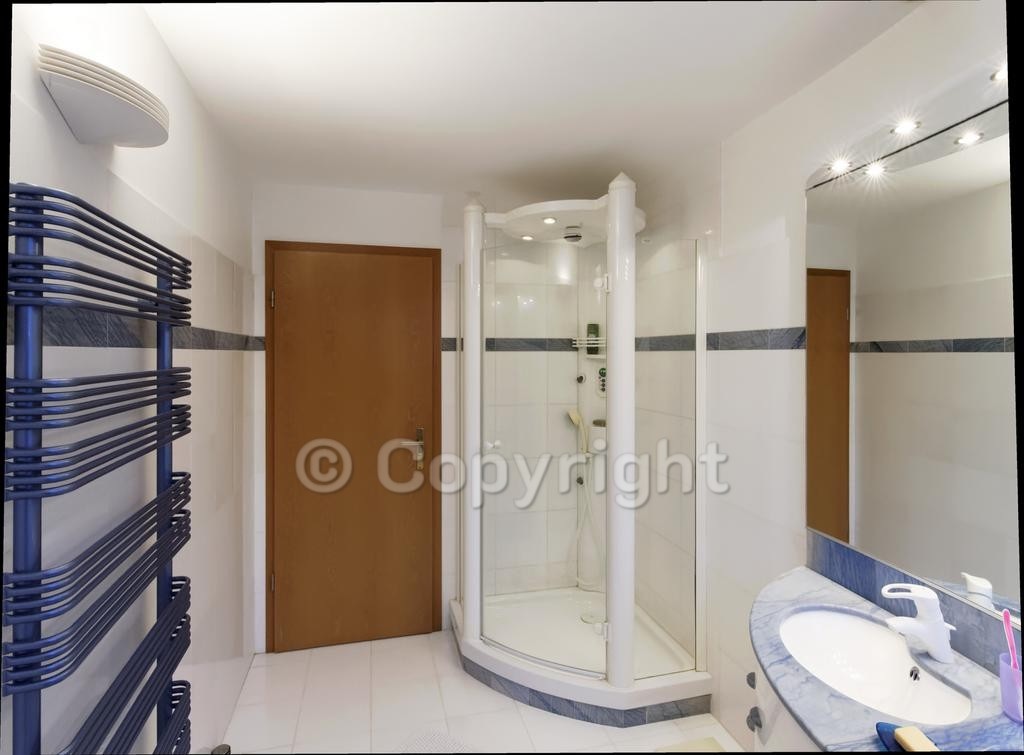 Salle de bains avec douche multijets et meuble vasque