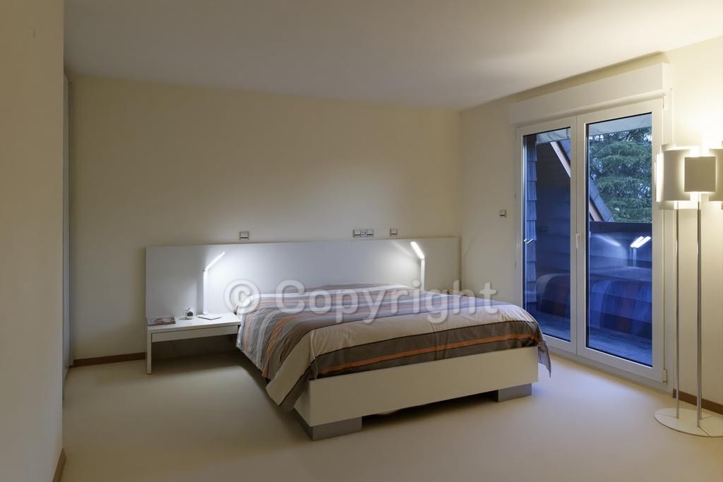 Chambre avec lit double et accès  terrasse en toiture