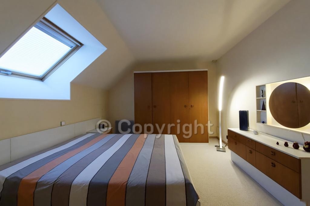 Chambre sous combles avec fenêtre de toit