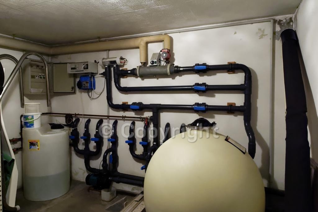 Local technique filtration et équipement piscine