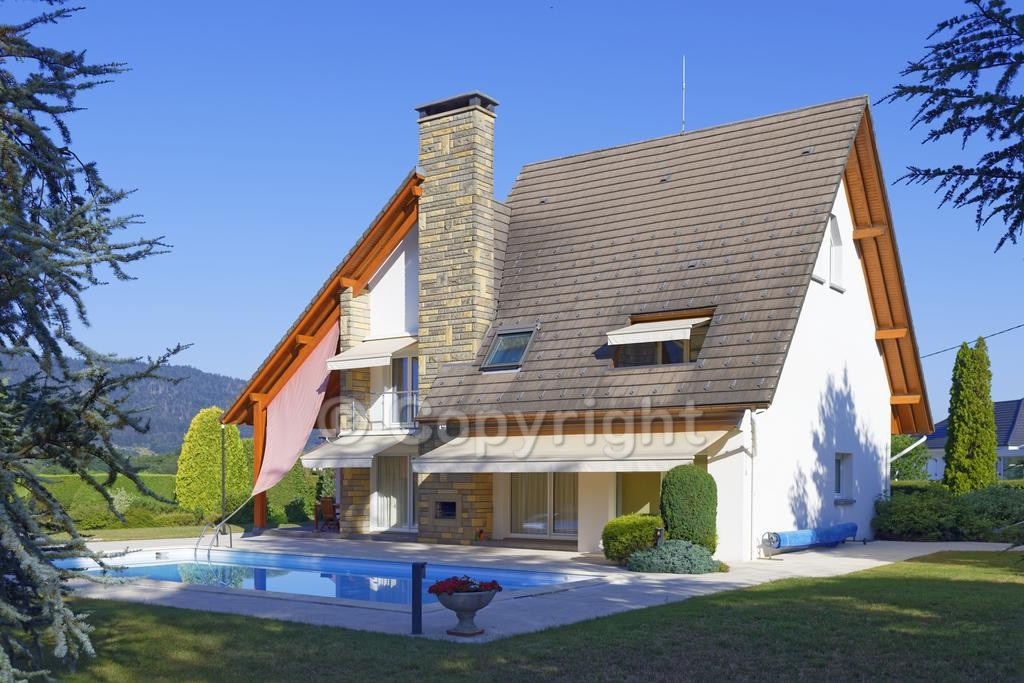 Maison d'architecte avec piscine extérieure vue depuis le jardin