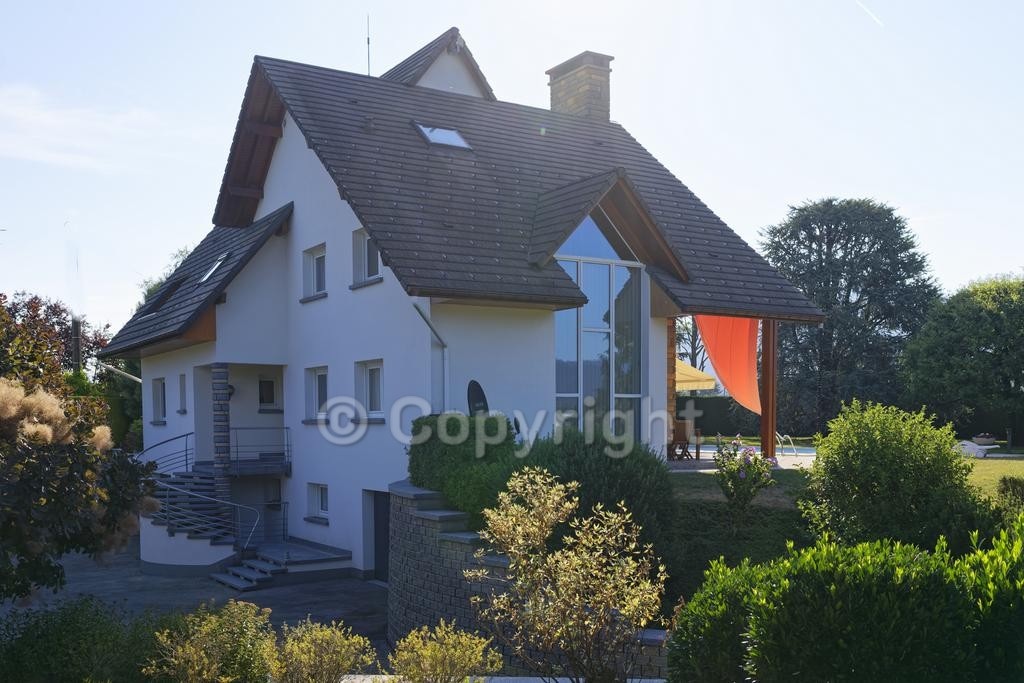 Maison d'architecte avec terrasse et environnement boisé