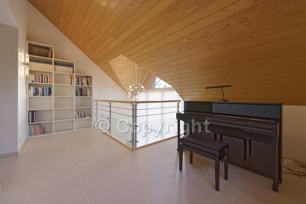 Mezzanine avec bibliothèque et piano