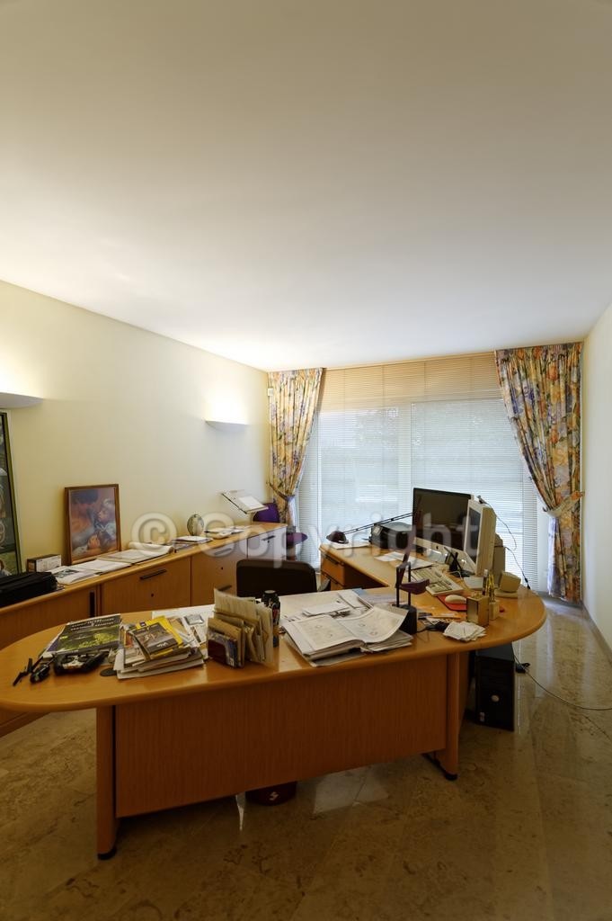 Bureau avec grand plan de travail et rangements