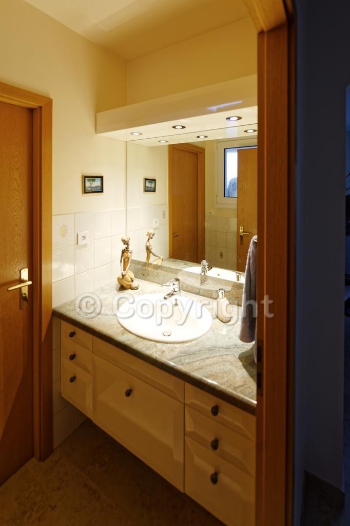 Cabinet de toilette avec lmeuble vasque en pierre