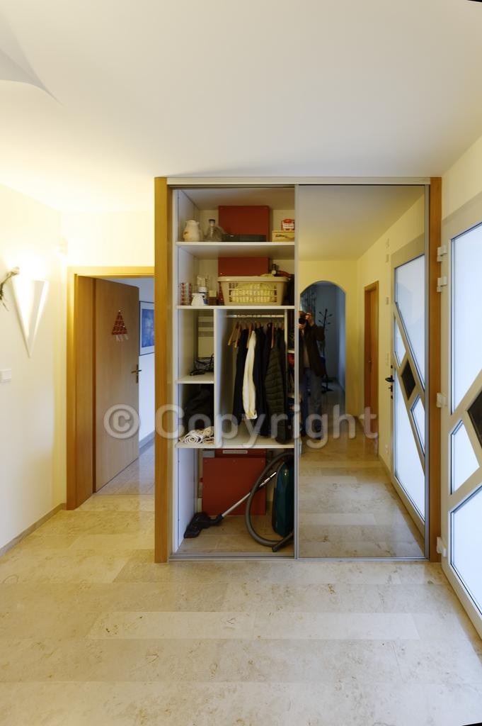 Entrée avec rangements intégrés de la maison