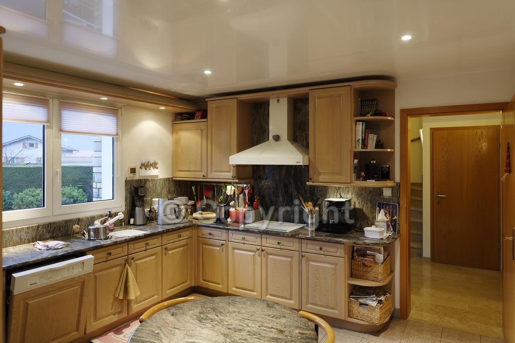 Cuisine équipée avec mobilier en chêne et plan de travail en granit