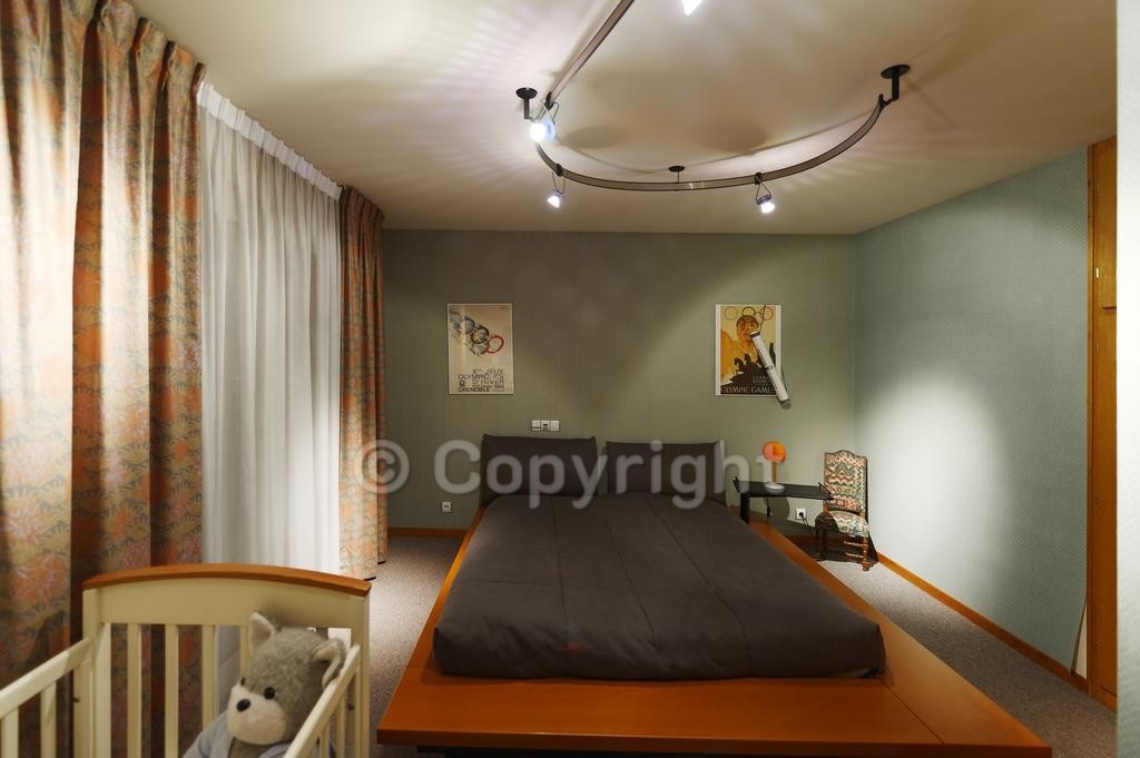 Chambre avec lit double et accés terrasse en toiture
