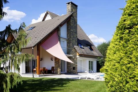 Maison d'architecte avec piscine extérieure et terrasse