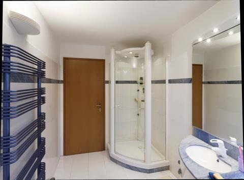 Salle de bains avec douche multijets et meuble vasque
