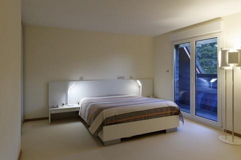 Chambre avec lit double et accès  terrasse en toiture