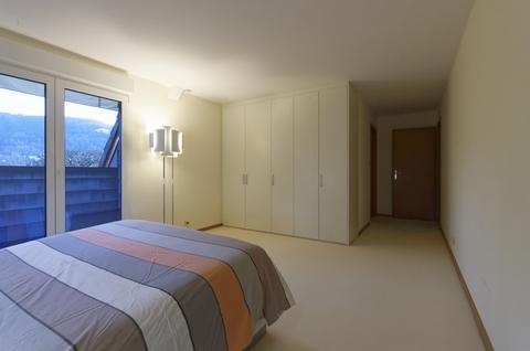 Chambre avec lit et dressing 