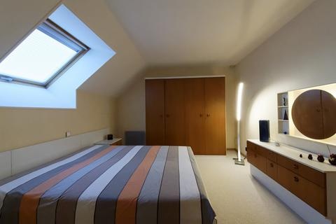 Chambre sous combles avec fenêtre de toit