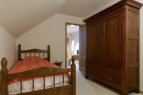 Chambre avec lit et grande armoire en bois
