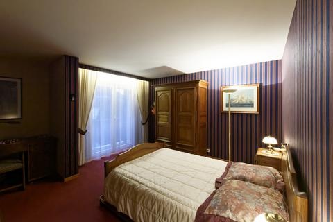 Chambre avec lit double et murs décorés