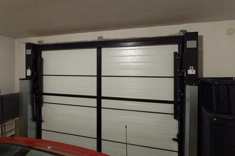 Porte de garage motorisée dans le garage privé