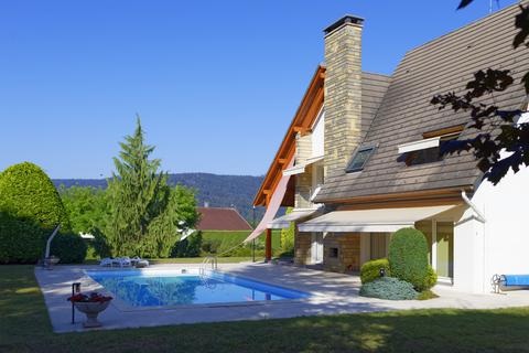 Maison d'architecte avec piscine et terrasse dans son parc arboré