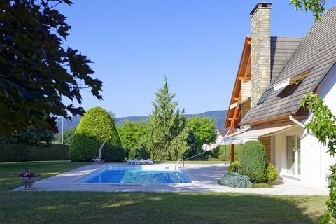 Maison d'architecte avec piscine extérieure et jardin arboré