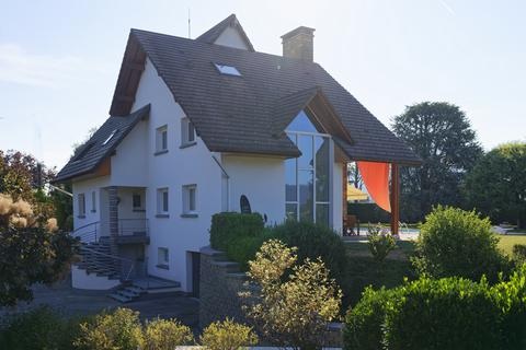 Maison d'architecte avec terrasse et environnement boisé