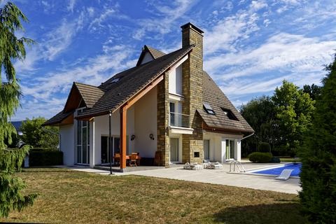 Maison d'architecte avec piscine et jardin arboré