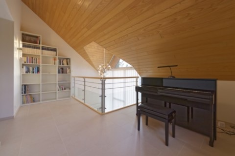 Mezzanine avec bibliothèque et piano