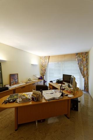 Bureau avec grand plan de travail et rangements