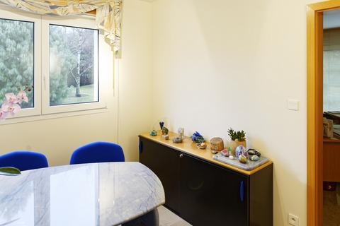 Salle de réception avec meuble de rangement et vue sur le jardin