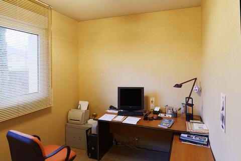 Bureau aménagé avec espace de travail et vue sur le jardin