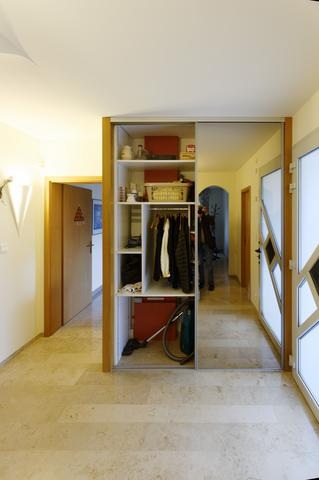Entrée avec rangements intégrés de la maison