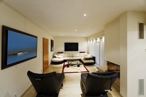 Séjour avec cheminée et grandes baies vitrées de la maison d'architecte