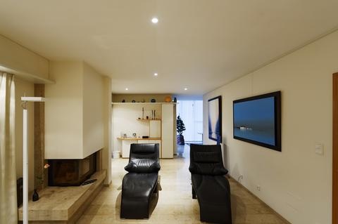 Séjour avec cheminée et espace salon de la maison d'architecte