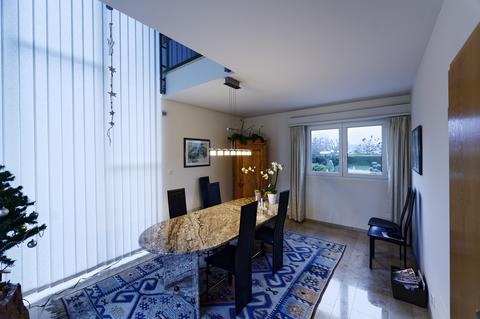 Salle à manger avec grande verrière donnant sur le parc