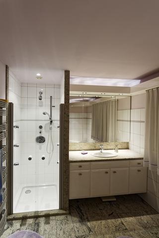Salle de bains avec douche hydromassage et meuble vasque