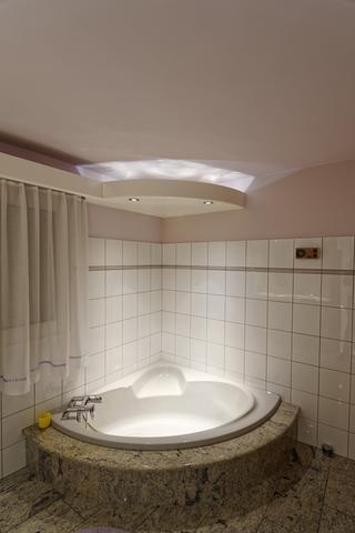 Salle de bains avec baignoire habillée granit