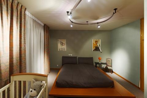 Chambre avec lit double et accés terrasse en toiture