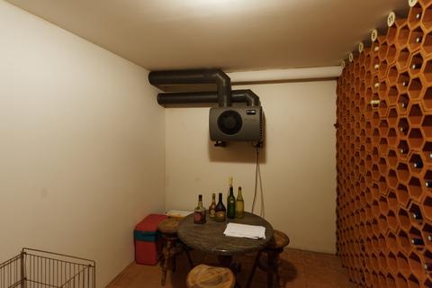 Cave à vin climatisée avec rangement alvéolé argile 