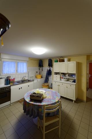 Pièce aménagée en sous-sol avec espace repas